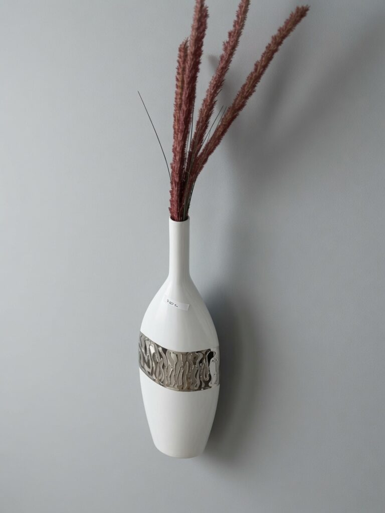 beyaz-gumus-desenli-vazo-kizil-basak Beyaz Gumus Desenli Vazo Kizil Basak